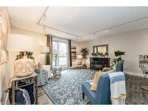 308-75 Hazelglen Drive, Kitchener, ON - Indoor Photo Showing Living Room