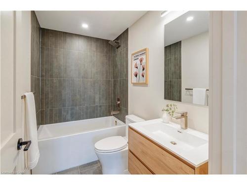 201-4390 Hillview Drive, Beamsville, ON - Indoor Photo Showing Bathroom