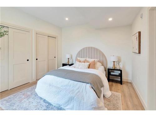 202-4390 Hillview Drive, Beamsville, ON - Indoor Photo Showing Bedroom