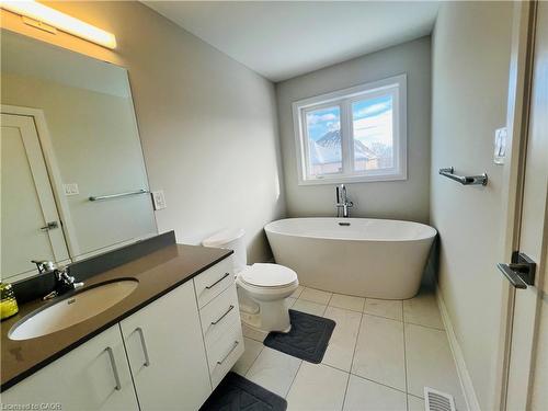 11 Cherry Blossom Heights, Hamilton, ON - Indoor Photo Showing Bathroom