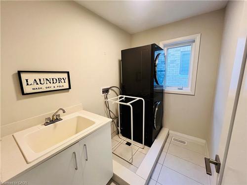 11 Cherry Blossom Heights, Hamilton, ON - Indoor Photo Showing Bathroom