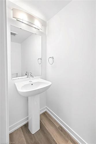 12-205 West Oak Trail, Kitchener, ON - Indoor Photo Showing Bathroom