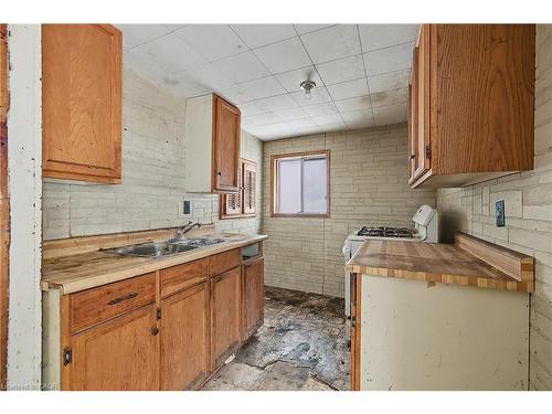 33 Mulholland Drive, Paris, ON - Indoor Photo Showing Kitchen With Double Sink