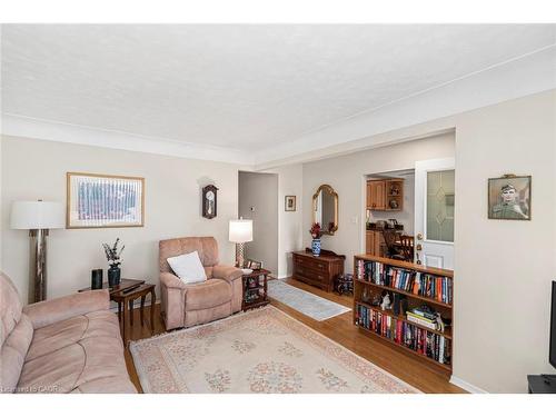 176 Walter Avenue S, Hamilton, ON - Indoor Photo Showing Living Room