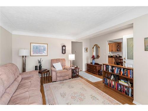 176 Walter Avenue S, Hamilton, ON - Indoor Photo Showing Living Room
