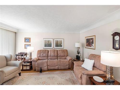 176 Walter Avenue S, Hamilton, ON - Indoor Photo Showing Living Room