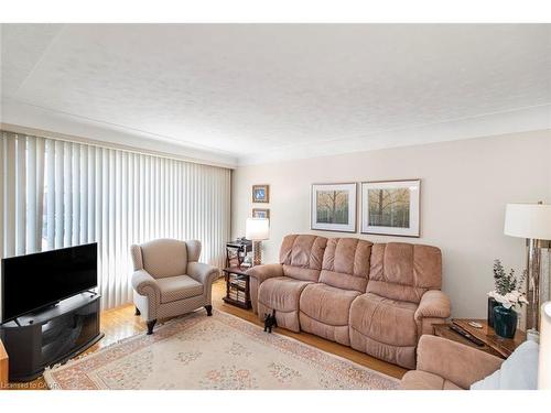 176 Walter Avenue S, Hamilton, ON - Indoor Photo Showing Living Room
