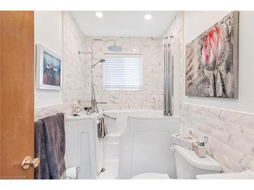 176 Walter Avenue S, Hamilton, ON - Indoor Photo Showing Bathroom