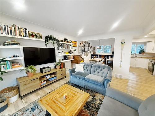 A-31 Clearview Drive, Cambridge, ON - Indoor Photo Showing Living Room