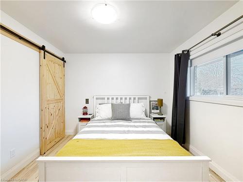 A-31 Clearview Drive, Cambridge, ON - Indoor Photo Showing Bedroom