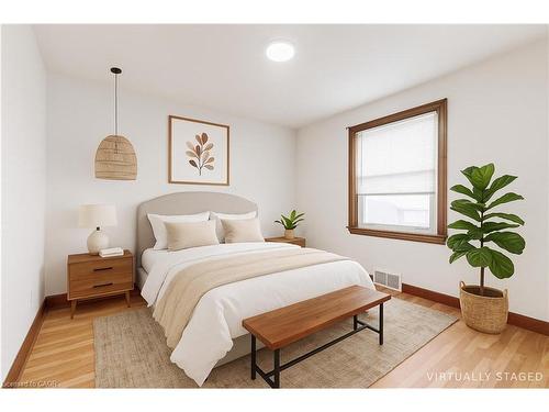 Upper-662 Harriet Street, Welland, ON - Indoor Photo Showing Bedroom