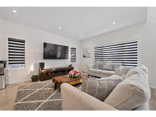 18-972 Stonecliffe Walk, Kitchener, ON - Indoor Photo Showing Living Room