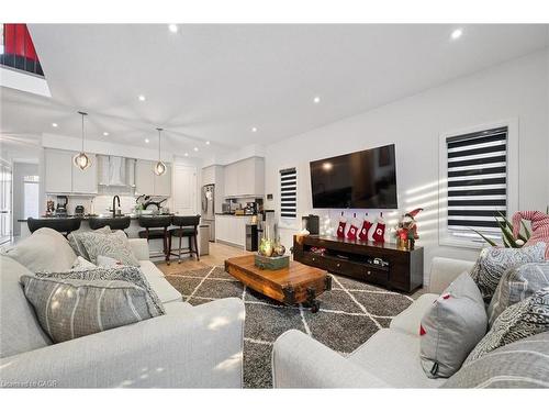 18-972 Stonecliffe Walk, Kitchener, ON - Indoor Photo Showing Living Room