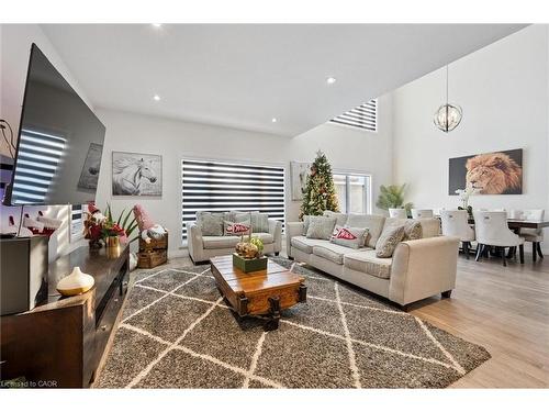 18-972 Stonecliffe Walk, Kitchener, ON - Indoor Photo Showing Living Room