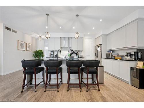 18-972 Stonecliffe Walk, Kitchener, ON - Indoor Photo Showing Kitchen With Upgraded Kitchen