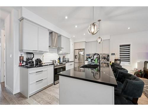 18-972 Stonecliffe Walk, Kitchener, ON - Indoor Photo Showing Kitchen With Upgraded Kitchen