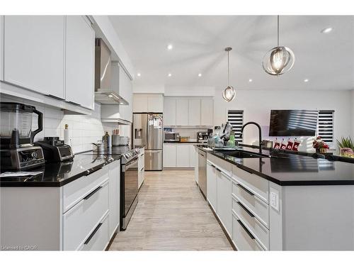 18-972 Stonecliffe Walk, Kitchener, ON - Indoor Photo Showing Kitchen With Upgraded Kitchen