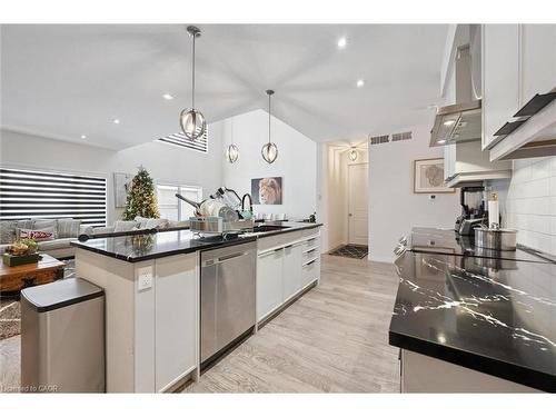 18-972 Stonecliffe Walk, Kitchener, ON - Indoor Photo Showing Kitchen With Upgraded Kitchen