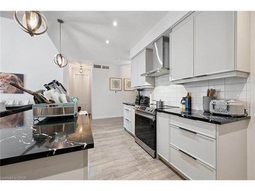 18-972 Stonecliffe Walk, Kitchener, ON - Indoor Photo Showing Kitchen