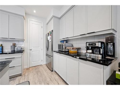 18-972 Stonecliffe Walk, Kitchener, ON - Indoor Photo Showing Kitchen With Upgraded Kitchen