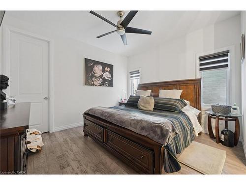 18-972 Stonecliffe Walk, Kitchener, ON - Indoor Photo Showing Bedroom