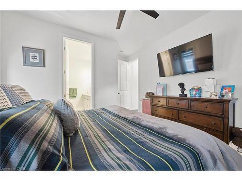 18-972 Stonecliffe Walk, Kitchener, ON - Indoor Photo Showing Bedroom