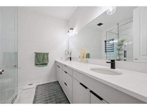 18-972 Stonecliffe Walk, Kitchener, ON - Indoor Photo Showing Bathroom