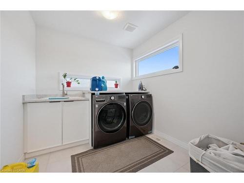 18-972 Stonecliffe Walk, Kitchener, ON - Indoor Photo Showing Laundry Room
