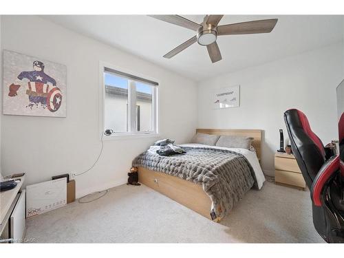 18-972 Stonecliffe Walk, Kitchener, ON - Indoor Photo Showing Bedroom