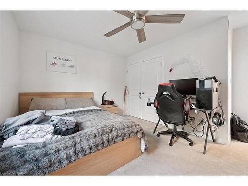 18-972 Stonecliffe Walk, Kitchener, ON - Indoor Photo Showing Bedroom