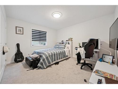 18-972 Stonecliffe Walk, Kitchener, ON - Indoor Photo Showing Bedroom