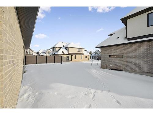 18-972 Stonecliffe Walk, Kitchener, ON - Outdoor With Exterior