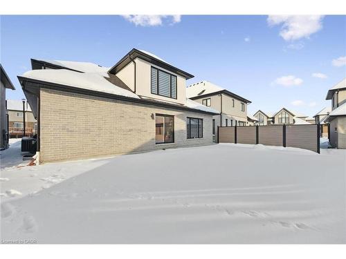 18-972 Stonecliffe Walk, Kitchener, ON - Outdoor