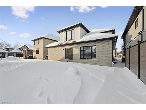 18-972 Stonecliffe Walk, Kitchener, ON - Outdoor