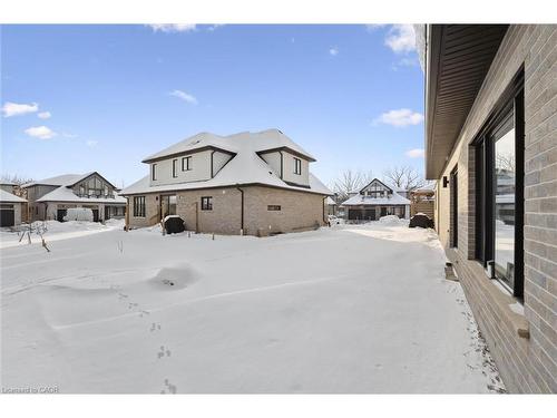 18-972 Stonecliffe Walk, Kitchener, ON - Outdoor