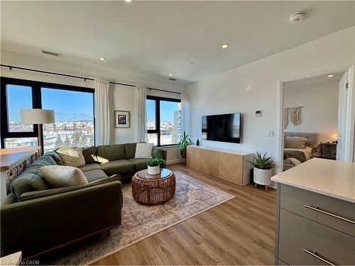 502-525 New Dundee Road, Kitchener, ON - Indoor Photo Showing Living Room