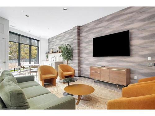 502-525 New Dundee Road, Kitchener, ON - Indoor Photo Showing Living Room