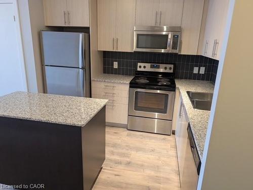 703-85 Duke Street W, Kitchener, ON - Indoor Photo Showing Kitchen