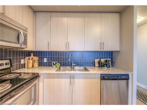 703-85 Duke Street W, Kitchener, ON - Indoor Photo Showing Kitchen