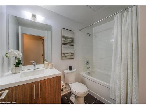 703-85 Duke Street W, Kitchener, ON - Indoor Photo Showing Bathroom