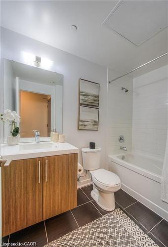 703-85 Duke Street W, Kitchener, ON - Indoor Photo Showing Bathroom
