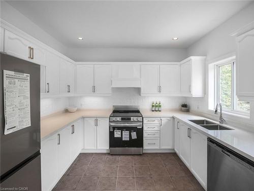5228 Garland Crescent, Burlington, ON - Indoor Photo Showing Kitchen With Stainless Steel Kitchen With Double Sink With Upgraded Kitchen