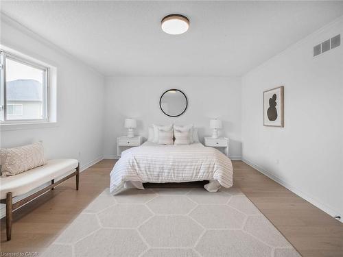 5228 Garland Crescent, Burlington, ON - Indoor Photo Showing Bedroom