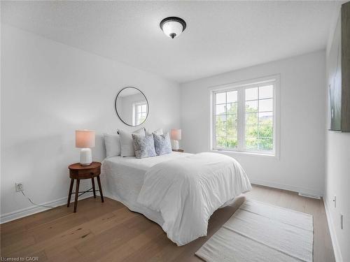 5228 Garland Crescent, Burlington, ON - Indoor Photo Showing Bedroom