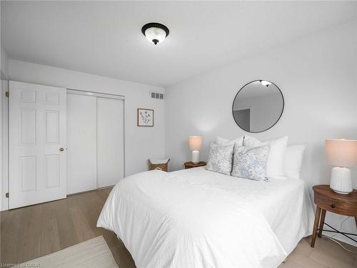 5228 Garland Crescent, Burlington, ON - Indoor Photo Showing Bedroom