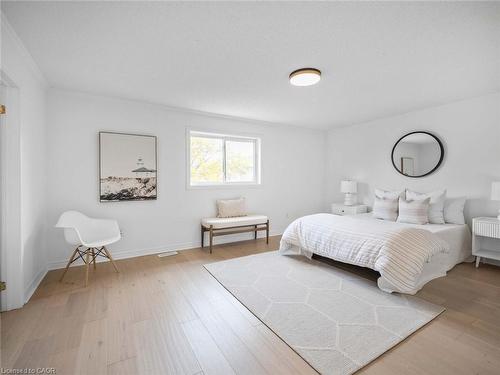 5228 Garland Crescent, Burlington, ON - Indoor Photo Showing Bedroom