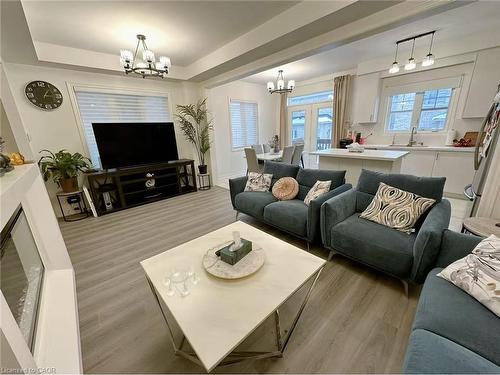 112 Skinner Road, Hamilton, ON - Indoor Photo Showing Living Room