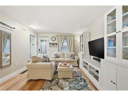 80 Province Street N, Hamilton, ON - Indoor Photo Showing Living Room