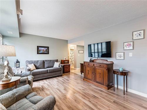 3267 King Street, Kitchener, ON - Indoor Photo Showing Living Room