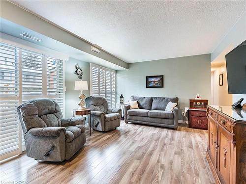 3267 King Street, Kitchener, ON - Indoor Photo Showing Living Room